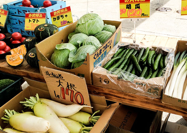 新鮮な野菜を取り扱うナンキ市場の様子